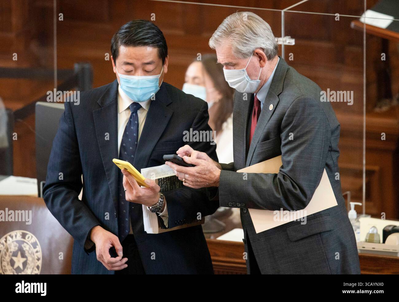 Texas House Democratic Caucus leader, rappresentante statale GENE WU, D-Houston, in House Floor Action il 31 marzo 2021 durante la sessione legislativa. Wu è stato preso di mira in una causa dal governatore del Texas Greg Abbott (non mostrato) per il suo ruolo nella guida di un ritiro democratico nella metà del decennio repubblicano. La Texas House non è stata in grado di ottenere un quorum in sessione speciale a causa dei democratici texani che lasciavano lo stato. Foto Stock