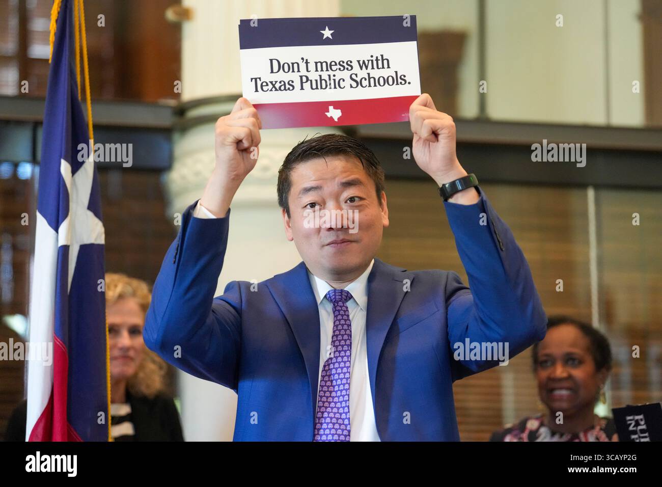 Il leader del Texas House Democratic Caucus, rappresentante statale GENE WU, D-Houston, protesta contro i voucher scolastici il 9 ottobre 2023 durante una sessione legislativa speciale. Wu è stato preso di mira in una causa dal governatore del Texas Greg Abbott (non mostrato) per il suo ruolo nella guida di un ritiro democratico nella metà del decennio repubblicano. La Texas House non è stata in grado di ottenere un quorum in sessione speciale a causa dei democratici texani che lasciavano lo stato. Foto Stock