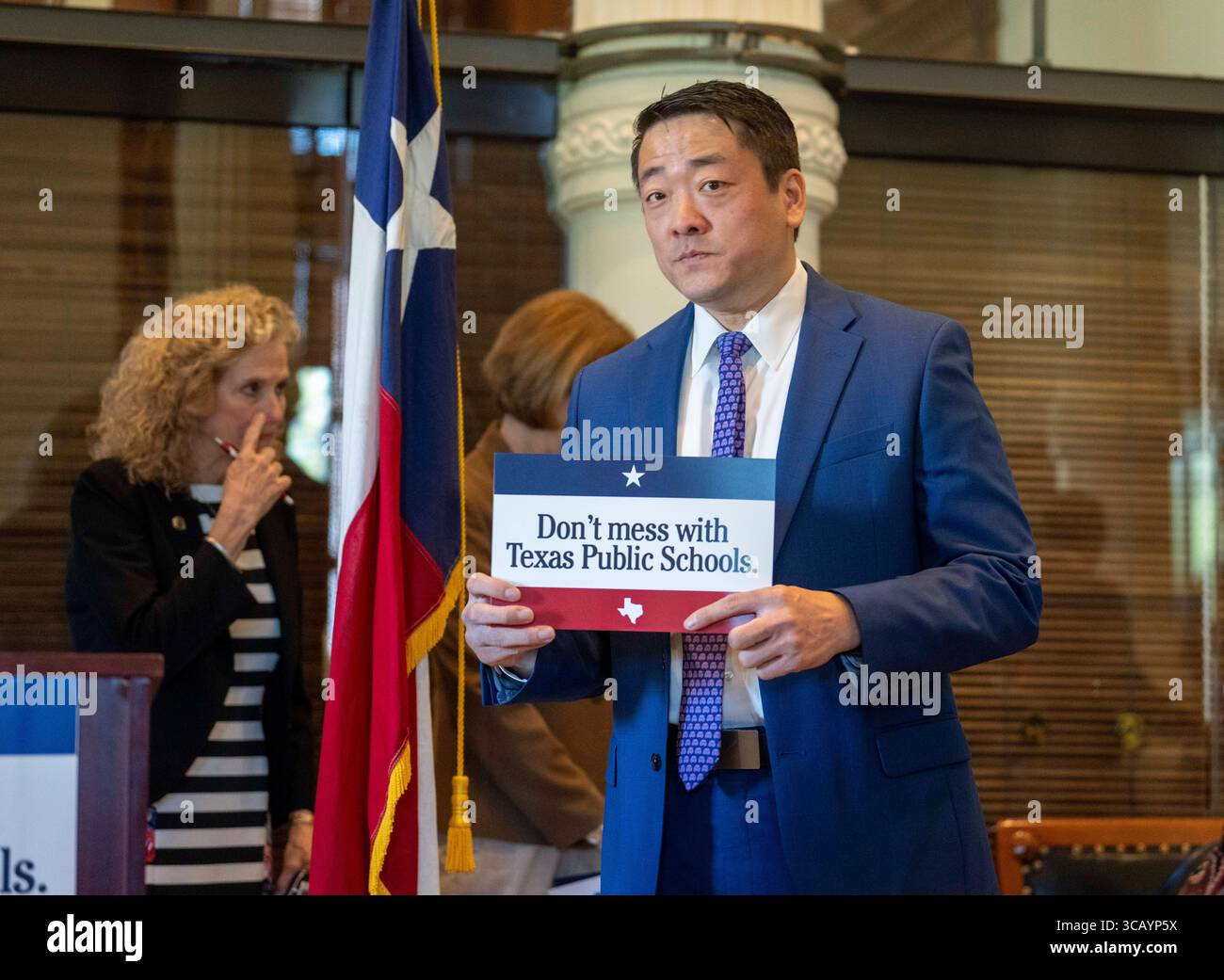 Il leader del Texas House Democratic Caucus, rappresentante statale GENE WU, D-Houston, protesta contro i voucher scolastici il 9 ottobre 2023 durante una sessione legislativa speciale. Wu è stato preso di mira in una causa dal governatore del Texas Greg Abbott (non mostrato) per il suo ruolo nella guida di un ritiro democratico nella metà del decennio repubblicano. La Texas House non è stata in grado di ottenere un quorum in sessione speciale a causa dei democratici texani che lasciavano lo stato. Foto Stock