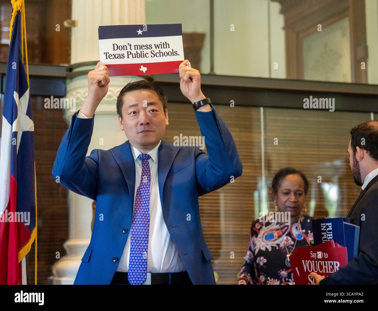 Il leader del Texas House Democratic Caucus, rappresentante statale GENE WU, D-Houston, protesta contro i voucher scolastici il 9 ottobre 2023 durante una sessione legislativa speciale. Wu è stato preso di mira in una causa dal governatore del Texas Greg Abbott (non mostrato) per il suo ruolo nella guida di un ritiro democratico nella metà del decennio repubblicano. La Texas House non è stata in grado di ottenere un quorum in sessione speciale a causa dei democratici texani che lasciavano lo stato. Foto Stock