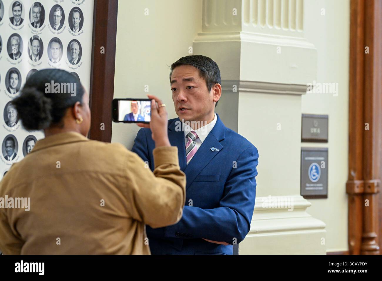 Texas House Democratic Caucus leader del Rep. Di Stato GENE WU, D-Houston, in azione al piano della camera il 21 maggio 2025 durante la sessione regolare. Wu è stato preso di mira in una causa dal governatore del Texas Greg Abbott (non mostrato) per il suo ruolo nella guida di un ritiro democratico nella metà del decennio repubblicano. La Texas House non è stata in grado di ottenere un quorum in sessione speciale a causa dei democratici texani che lasciavano lo stato. Foto Stock