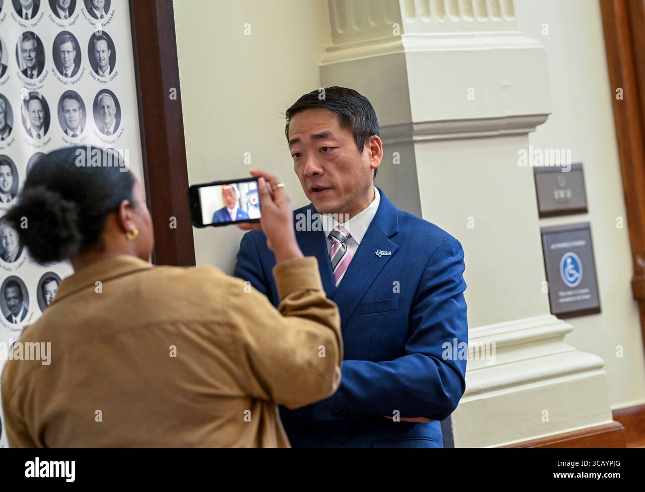 Texas House Democratic Caucus leader del Rep. Di Stato GENE WU, D-Houston, in azione al piano della camera il 21 maggio 2025 durante la sessione regolare. Wu è stato preso di mira in una causa dal governatore del Texas Greg Abbott (non mostrato) per il suo ruolo nella guida di un ritiro democratico nella metà del decennio repubblicano. La Texas House non è stata in grado di ottenere un quorum in sessione speciale a causa dei democratici texani che lasciavano lo stato. Foto Stock