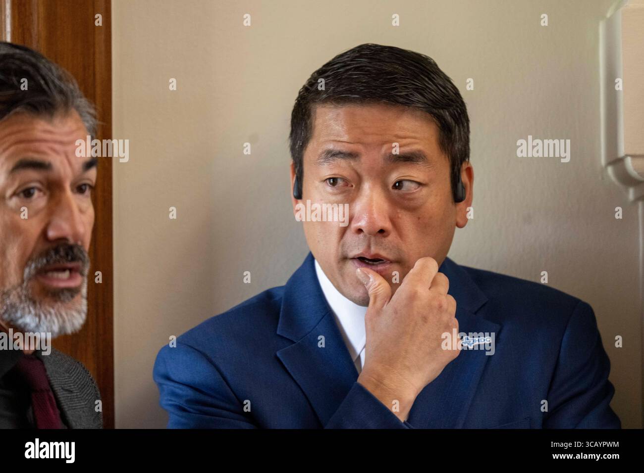 Texas House Democratic Caucus leader del Rep. Di Stato GENE WU, D-Houston, in azione al piano della camera il 21 maggio 2025 durante la sessione regolare. Wu è stato preso di mira in una causa dal governatore del Texas Greg Abbott (non mostrato) per il suo ruolo nella guida di un ritiro democratico nella metà del decennio repubblicano. La Texas House non è stata in grado di ottenere un quorum in sessione speciale a causa dei democratici texani che lasciavano lo stato. Foto Stock