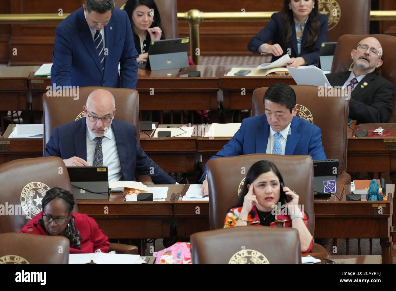 Texas House Democratic Caucus leader, rappresentante statale GENE WU, D-Houston, (in tuta blu) con il compagno di divisione, il rappresentante Chris Turner, D-Grand Prairie in House Floor Action il 23 maggio 2025 durante la sessione legislativa. Wu è stato preso di mira in una causa dal governatore del Texas Greg Abbott (non mostrato) per il suo ruolo nella guida di un ritiro democratico nella metà del decennio repubblicano. La Texas House non è stata in grado di ottenere un quorum in sessione speciale a causa dei democratici texani che lasciavano lo stato. Foto Stock
