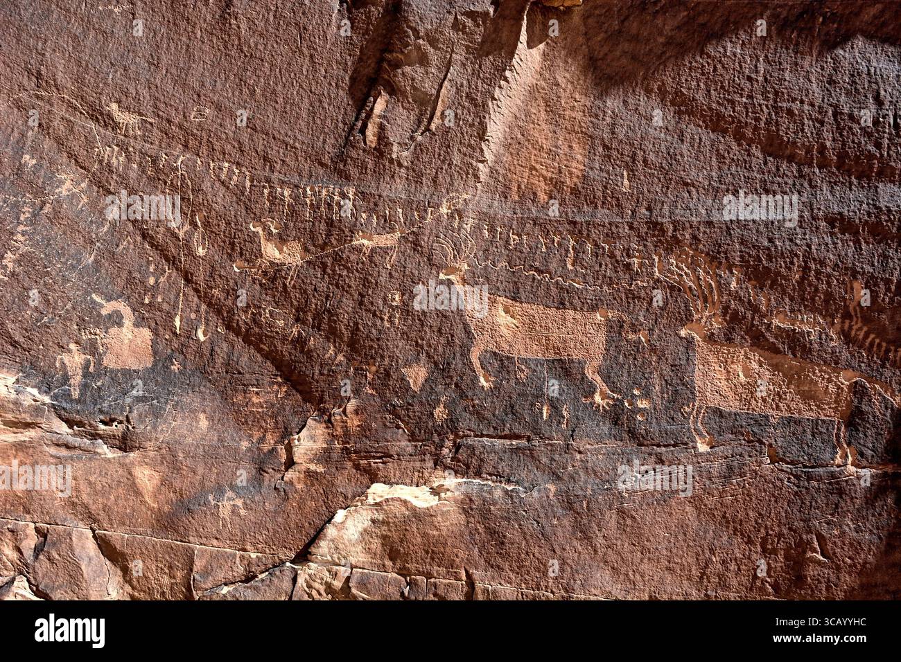 Incisioni rupestri del pannello di processione - arte rupestre antica a Comb Ridge, Utah Foto Stock
