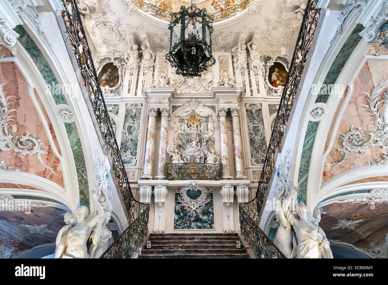 Scala in marmo, jasper e stucco in stile rococò progettata da Johann Balthasar Neumann, palazzo di Augustusburg del XVIII secolo, parte del castello di Brühl Foto Stock