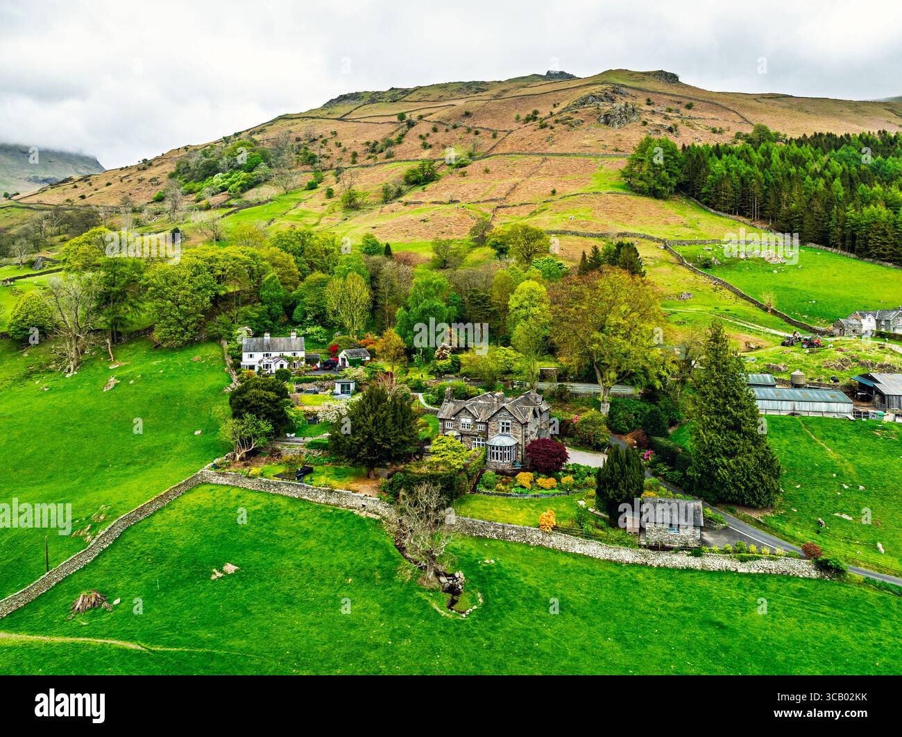 Fattorie e montagne sulla strada A591 da un drone, Grasmere Lake, Grasmere, Ambleside, Lake District, Westmorland, Cumbria, Regno Unito Foto Stock
