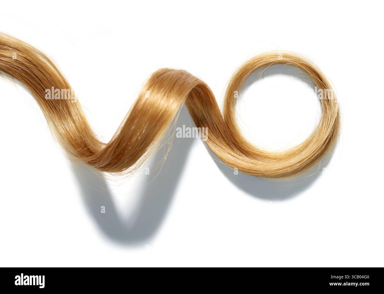 blocco dei capelli biondi isolato su sfondo bianco, vista dall'alto Foto Stock