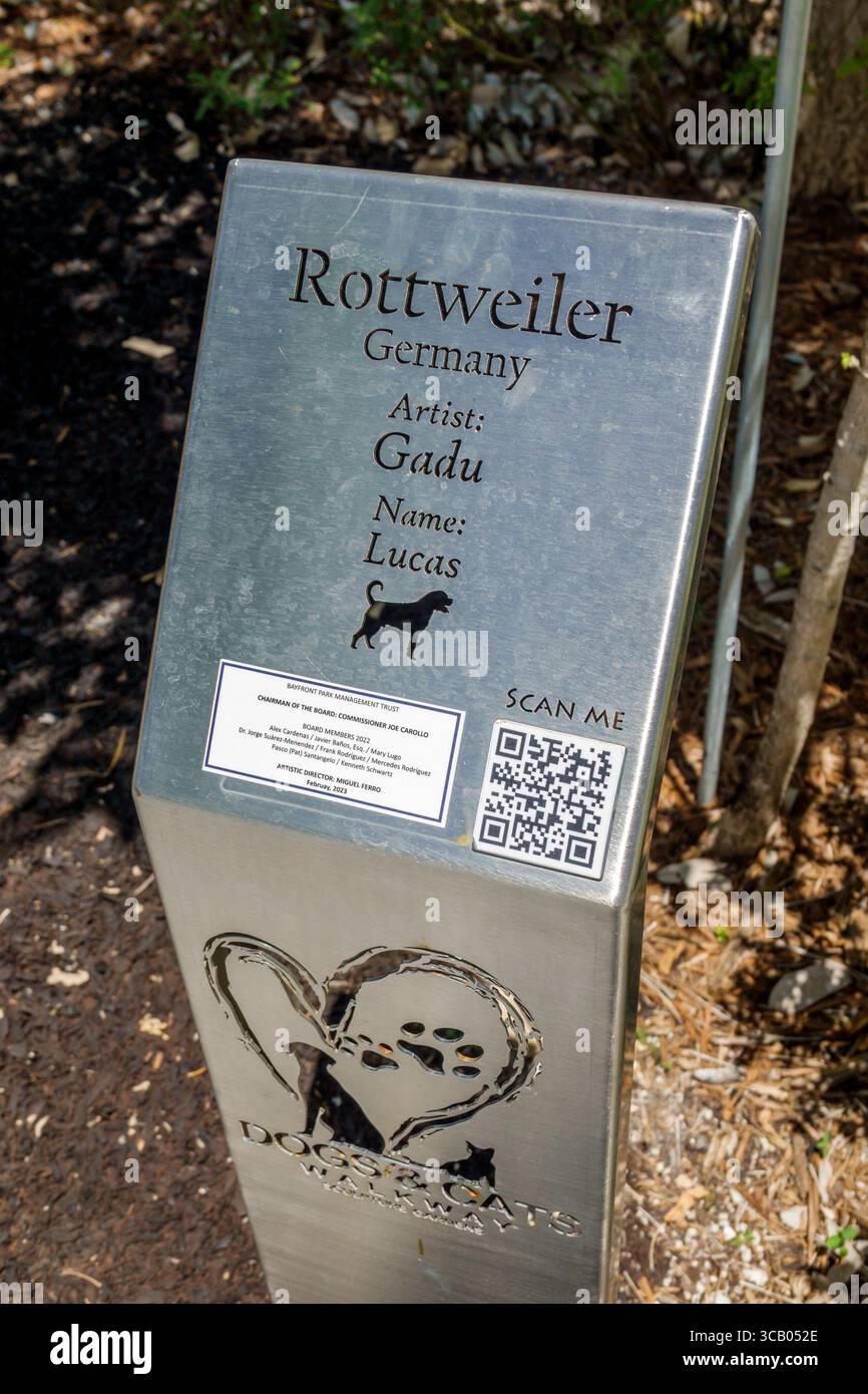 Miami Florida, Biscayne Boulevard, Maurice A. Ferre MAF Park, The Dogs and Cats Walkway e Sculpture Gardens, sculture in alluminio, ed u interattivi Foto Stock