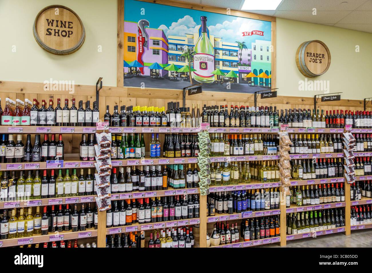 Miami Beach, Florida, negozio di alimentari Trader Joe's, supermercato per lo shopping di cibo, interni, scaffali di vendita, sezione vini, negozio di vini Trader Joe's Foto Stock
