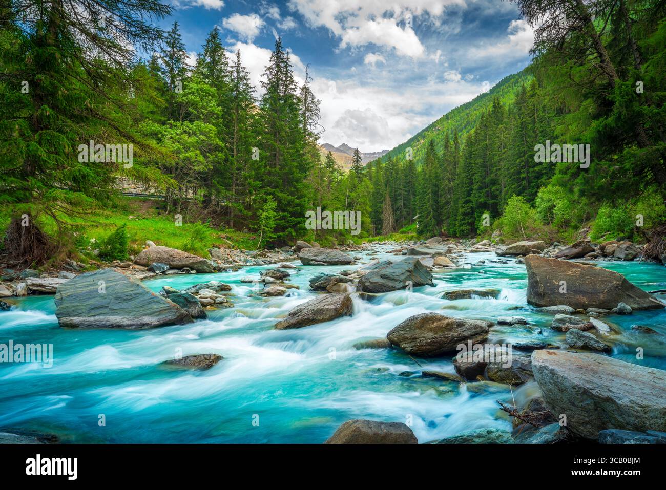 Un torrente in estate, paesaggio montano a Champlong, Cogne. Grand Eyvia nelle Alpi italiane. Regione Valle d'Aosta, Italia Foto Stock