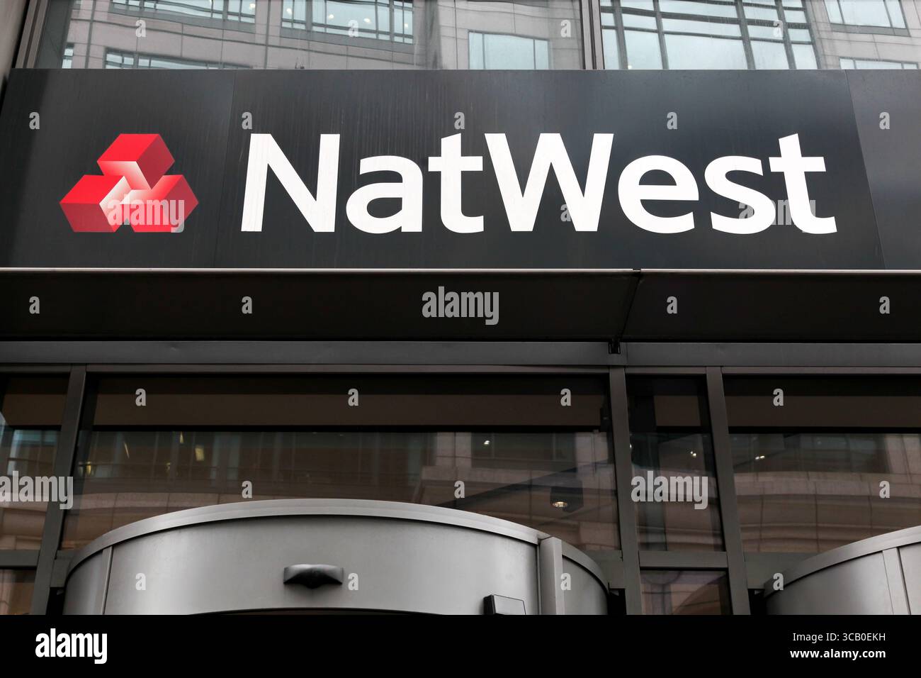 Logo NatWest su un muro. La National Westminster Bank, che opera come NatWest, è una delle principali banche commerciali e al dettaglio del Regno Unito con sede a Londra Foto Stock