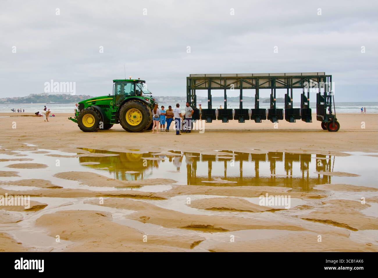 Cancelli di partenza per le corse di cavalli sulla spiaggia Gran Derby de Loredo Beach Ribamontán al Mar Cantabria Spagna Europa 27 luglio 2025 Foto Stock