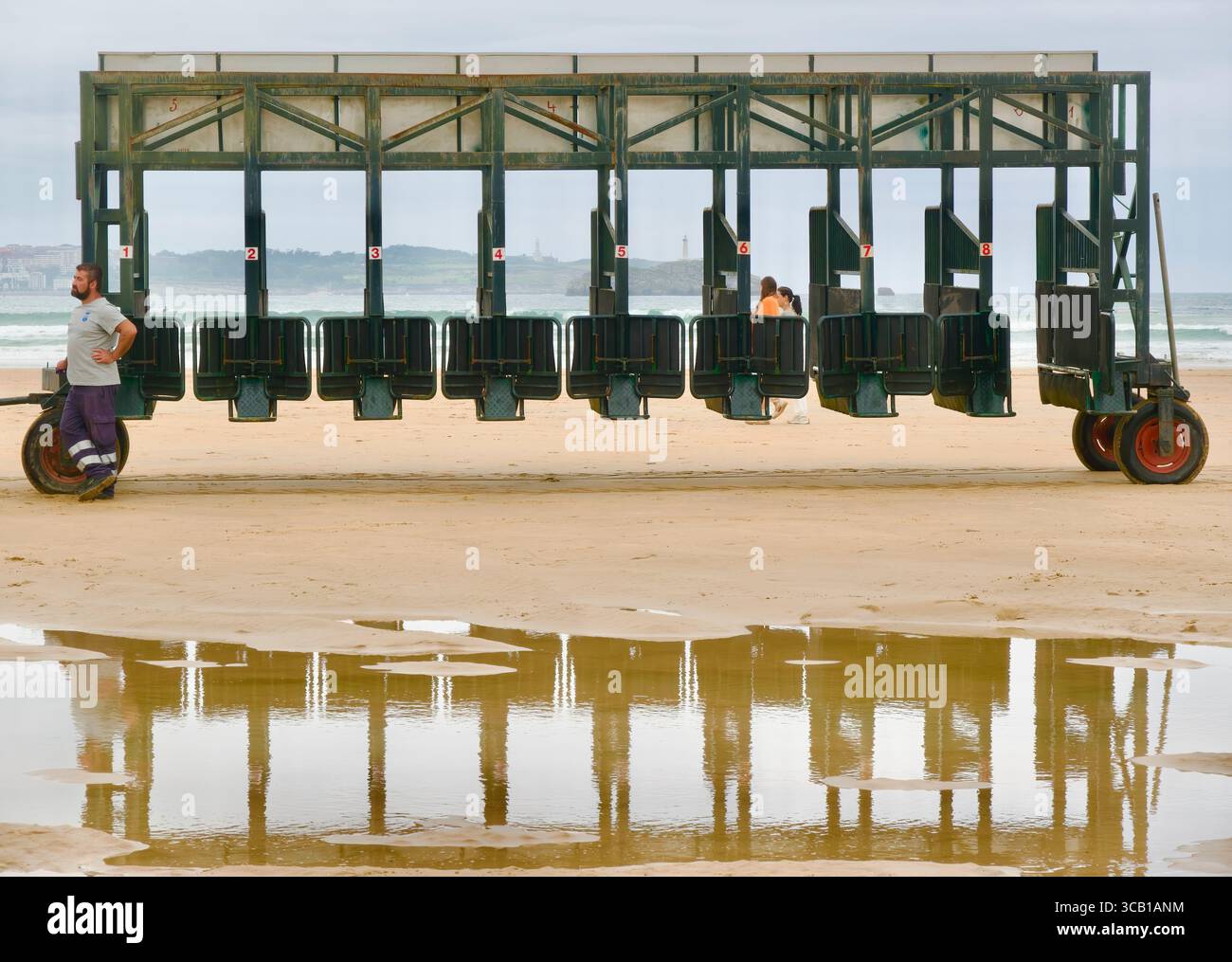 Cancelli di partenza per le corse di cavalli sulla spiaggia Gran Derby de Loredo Beach Ribamontán al Mar Cantabria Spagna Europa 27 luglio 2025 Foto Stock
