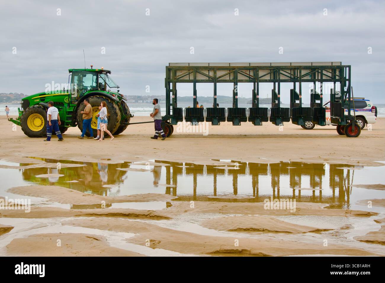 Cancelli di partenza per le corse di cavalli sulla spiaggia Gran Derby de Loredo Beach Ribamontán al Mar Cantabria Spagna Europa 27 luglio 2025 Foto Stock