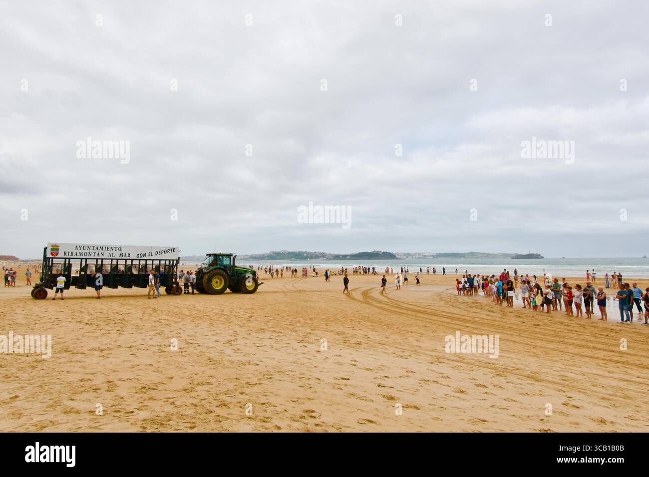 Cancelli di partenza per le corse di cavalli sulla spiaggia Gran Derby de Loredo Beach Ribamontán al Mar Cantabria Spagna Europa 27 luglio 2025 Foto Stock