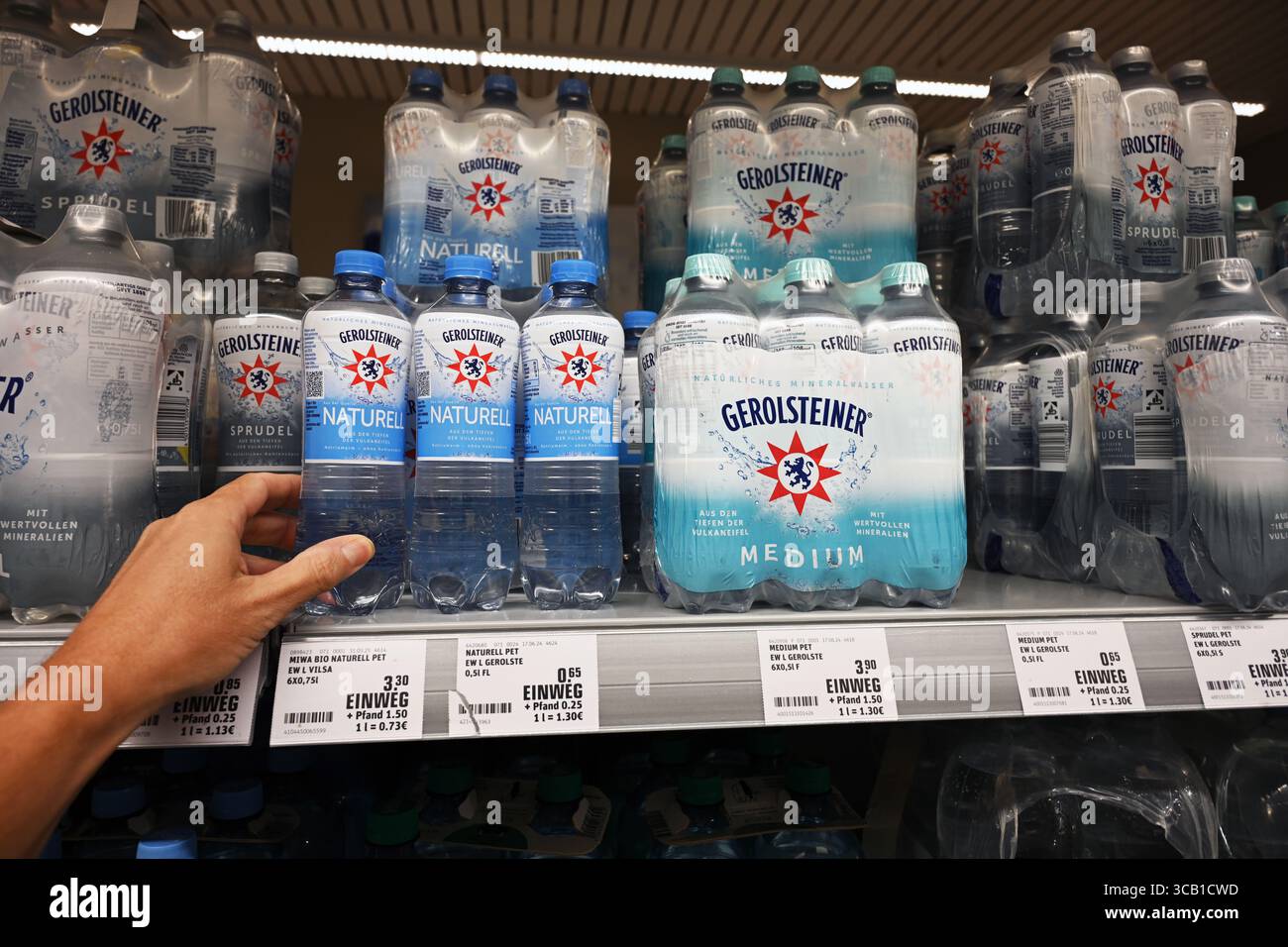 Acquista acqua minerale Gerolsteiner in un negozio di alimentari Foto Stock