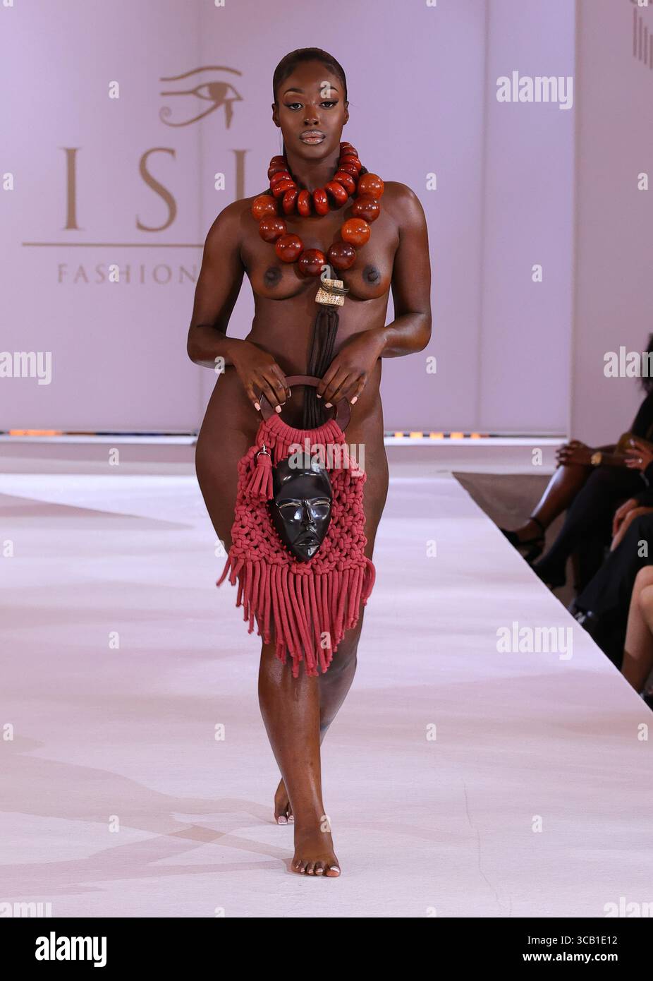 10 Designer Abebe K Art - Gilbert Zeegelaar - Isis Fashion Awards 2025 Amsterdam 8 maggio 2025 (1) Foto Stock