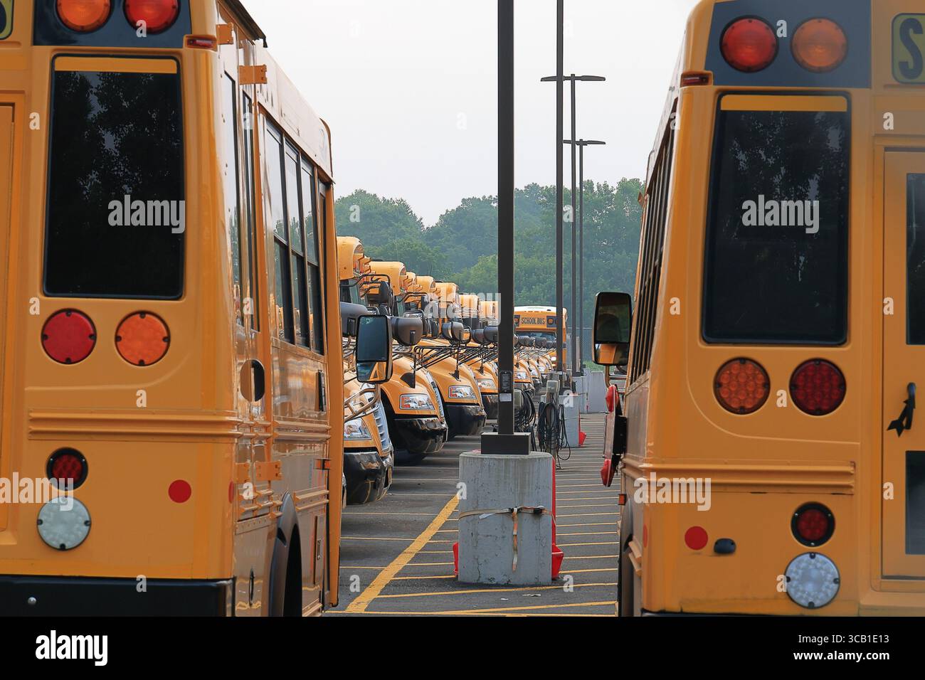 Gli scuolabus gialli sono pronti per far tornare i bambini a scuola Foto Stock