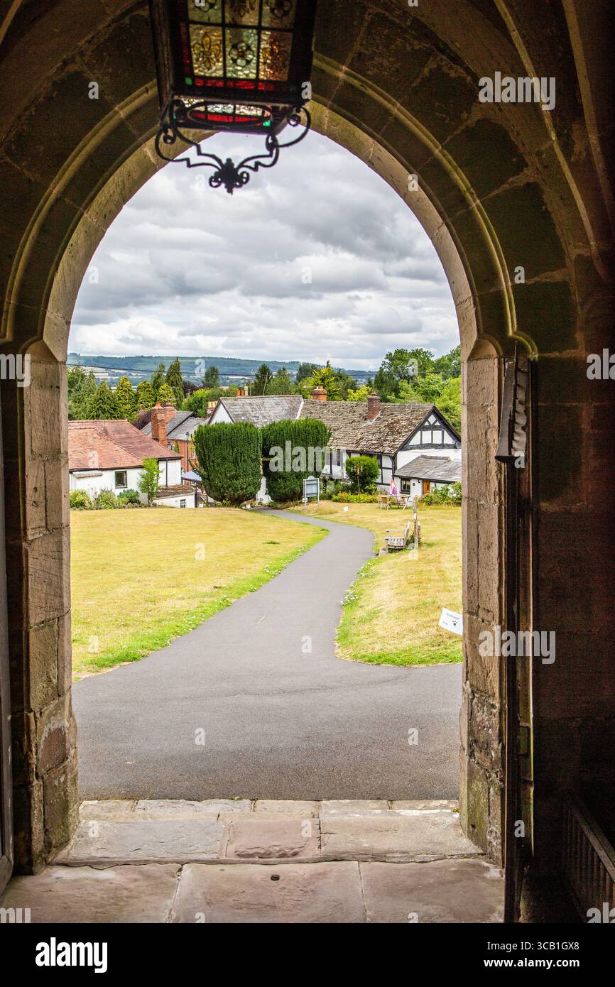 Vista dalla porta nel portico della Chiesa di Santa Maria Vergine nel villaggio Herefordshire di Pembridge, Inghilterra Foto Stock