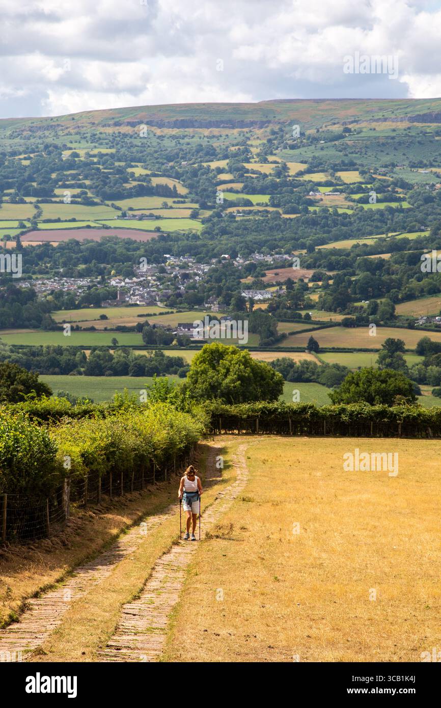 Donna che cammina nelle colline gallesi vicino a Crickhowell Powys, Galles, vicino ad Abergavenny con vista sulla valle di Usk Foto Stock
