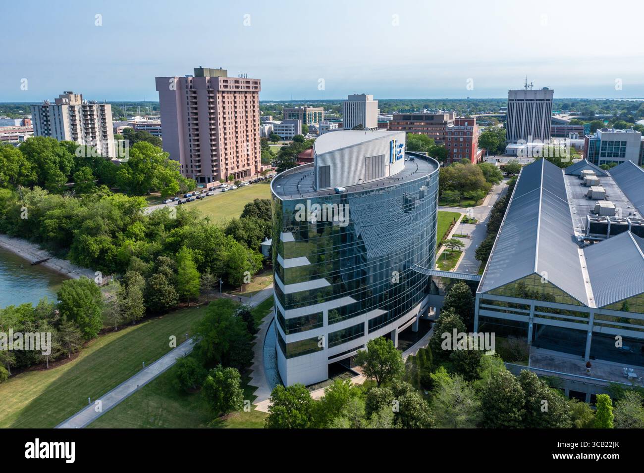 Newport News Virginia - 1 maggio 2022: Vista aerea del centro di Newport News che guarda a est dal Victory Landing Park Foto Stock