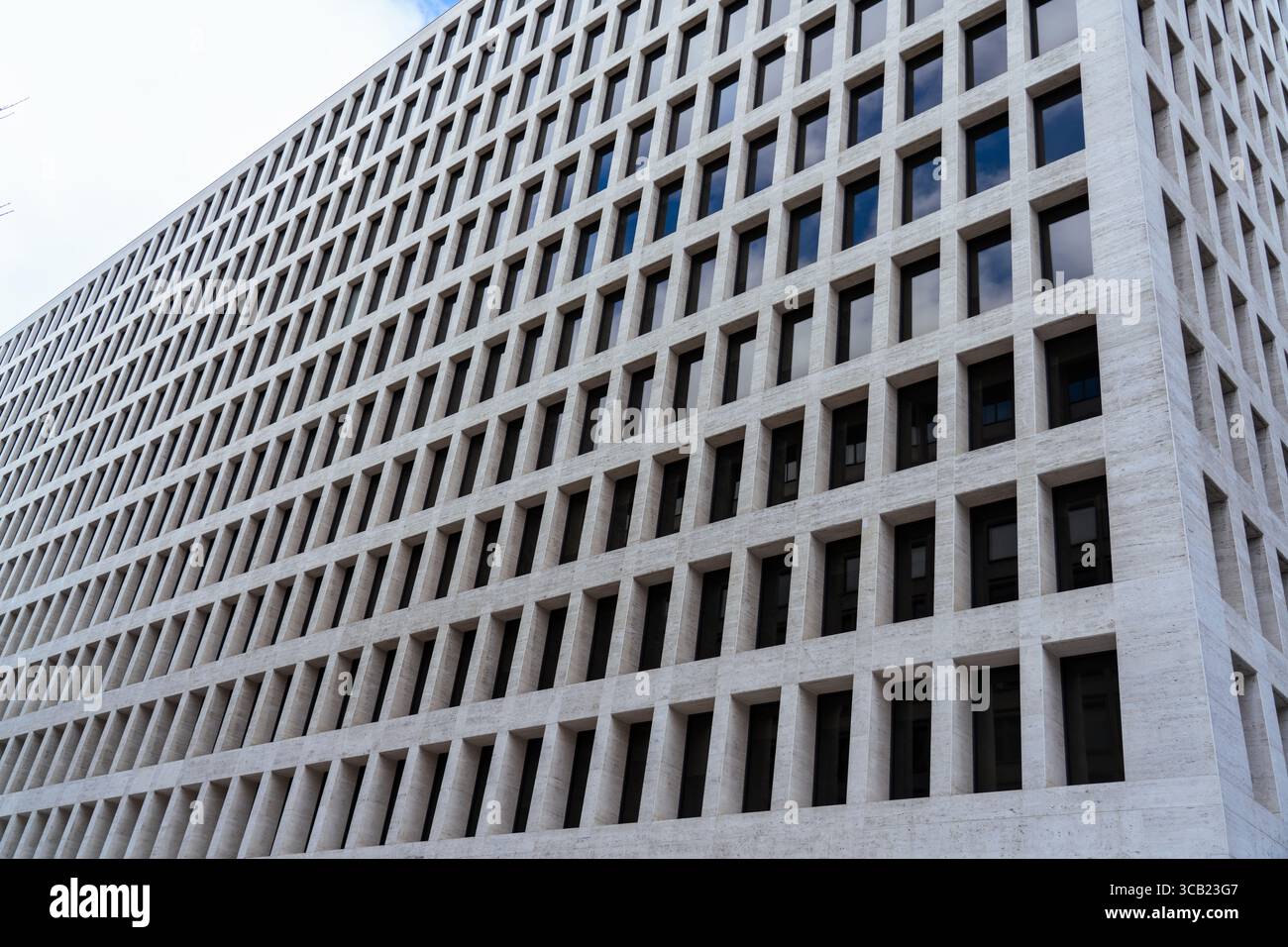 Edificio governativo brutalista con molte finestre a Washington D.C. Foto Stock
