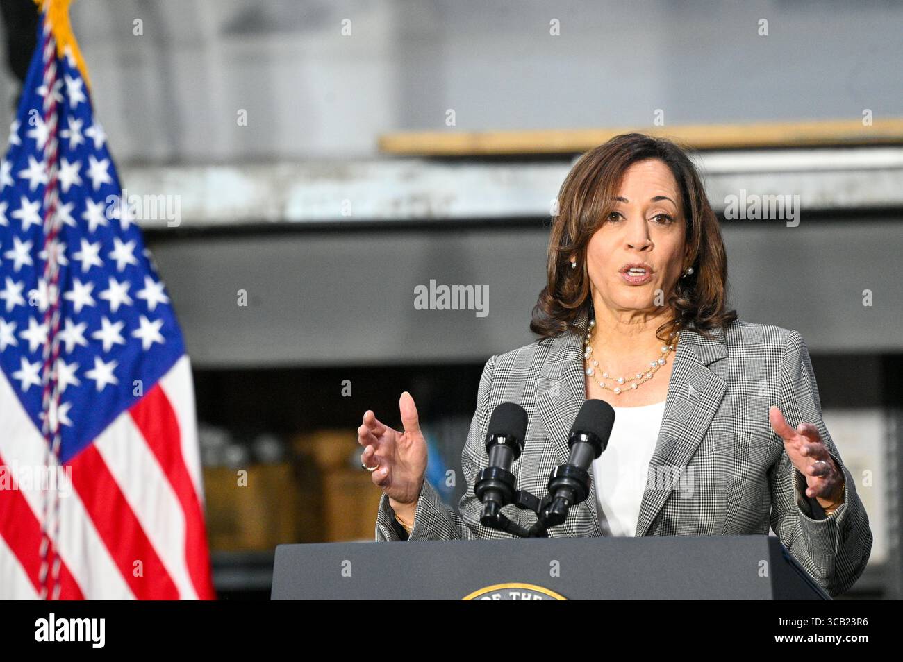 8 agosto 2023, Philadelphia, Pennsylvania, Stati Uniti: 8 agosto, 2023, Philadelphia PA, USA: il Vice Presidente degli Stati Uniti, KAMALA HARRIS, visita Philadelphia per annunciare azioni volte ad innalzare gli standard salariali nel tempo per più di un milione di lavoratori edili in tutta l'America. Questa nuova azione combina due pilastri del Bidenomics, garantendo che gli investimenti nelle infrastrutture portino a posti di lavoro remunerativi e a sostegno della famiglia. Immagine di credito: Â© Ricky Fitchett via ZUMA Wire (immagine di credito: © Ricky Fitchett/ZUMA Press Wire) Foto Stock