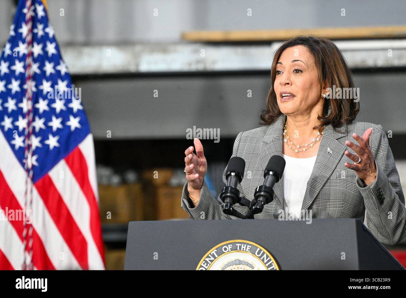 8 agosto 2023, Philadelphia, Pennsylvania, Stati Uniti: 8 agosto, 2023, Philadelphia PA, USA: il Vice Presidente degli Stati Uniti, KAMALA HARRIS, visita Philadelphia per annunciare azioni volte ad innalzare gli standard salariali nel tempo per più di un milione di lavoratori edili in tutta l'America. Questa nuova azione combina due pilastri del Bidenomics, garantendo che gli investimenti nelle infrastrutture portino a posti di lavoro remunerativi e a sostegno della famiglia. Immagine di credito: Â© Ricky Fitchett via ZUMA Wire (immagine di credito: © Ricky Fitchett/ZUMA Press Wire) Foto Stock
