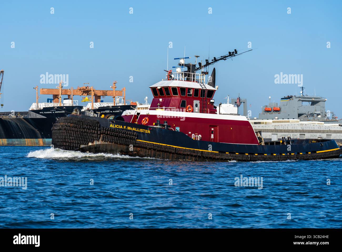 Norfolk Virginia - 24 aprile 2022: Un rimorchiatore nel fiume Elizabeth che naviga oltre Lamberts Point a Norfolk Virginia Foto Stock