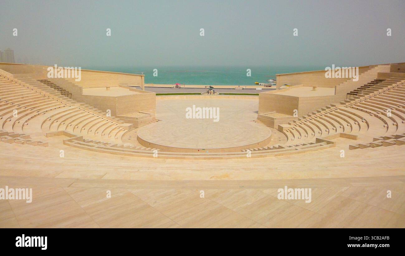 L'anfiteatro all'aperto nel Villaggio culturale di Katara con il mare turchese sullo sfondo. Foto Stock