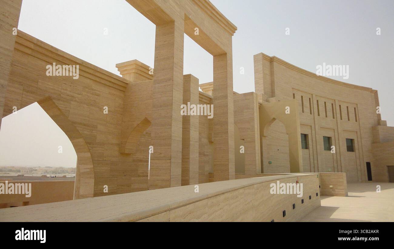 La sezione superiore dell'anfiteatro del Villaggio culturale di Katara presenta architettura moderna e archi. Foto Stock