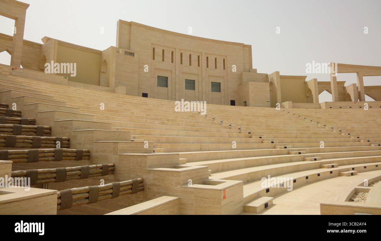 La sezione superiore dell'anfiteatro del Villaggio culturale di Katara presenta architettura moderna e archi. Foto Stock