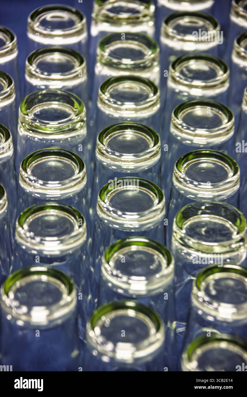Molti bicchieri d'acqua vuoti posti su un tavolo, sfondo astratto, preparati per gli ospiti per cenare al ristorante. Profondità di campo ridotta, gli occhiali si impilano Foto Stock