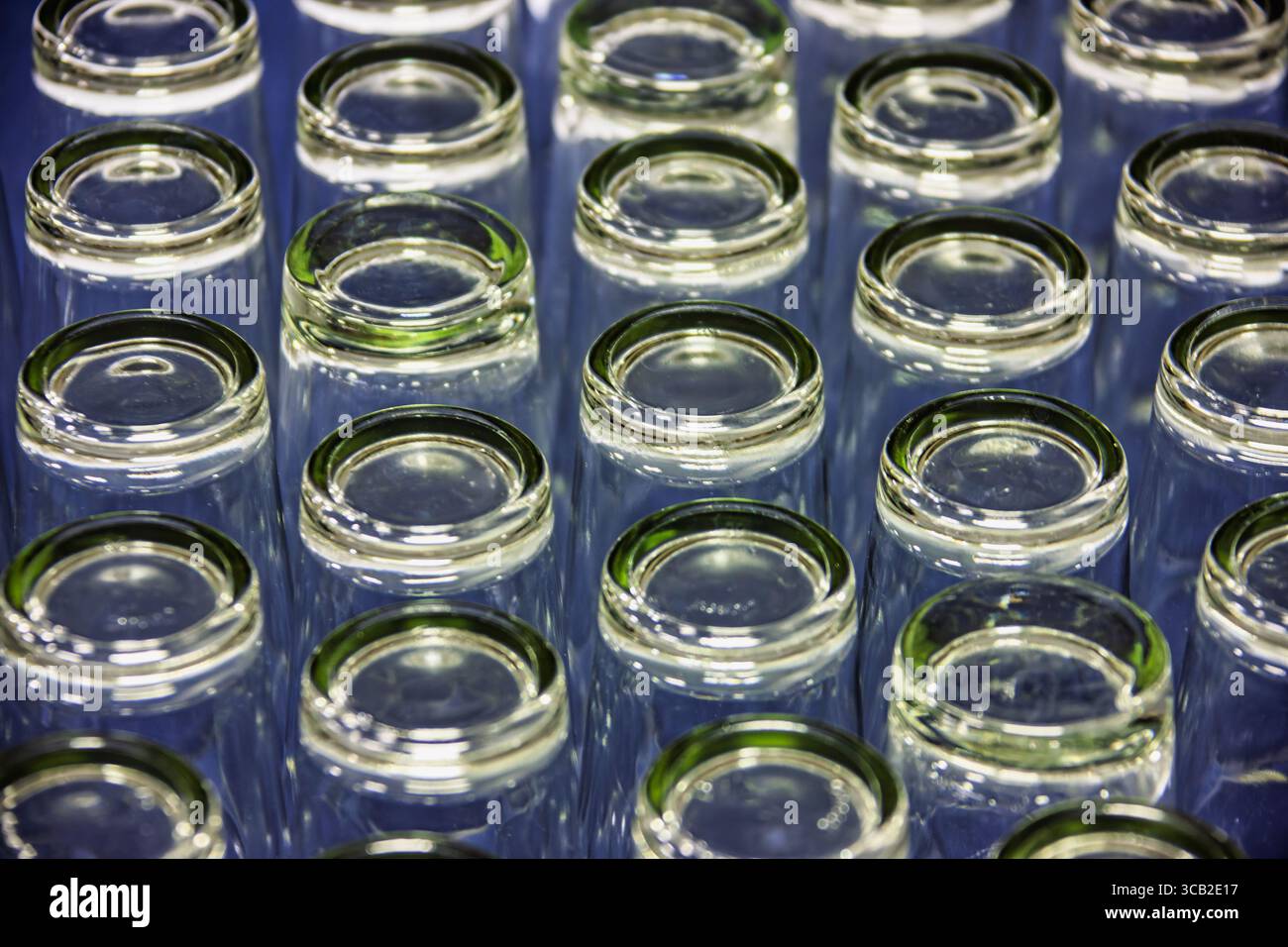 Molti bicchieri d'acqua vuoti posti su un tavolo, sfondo astratto, preparati per gli ospiti per cenare al ristorante. Profondità di campo ridotta, gli occhiali si impilano Foto Stock