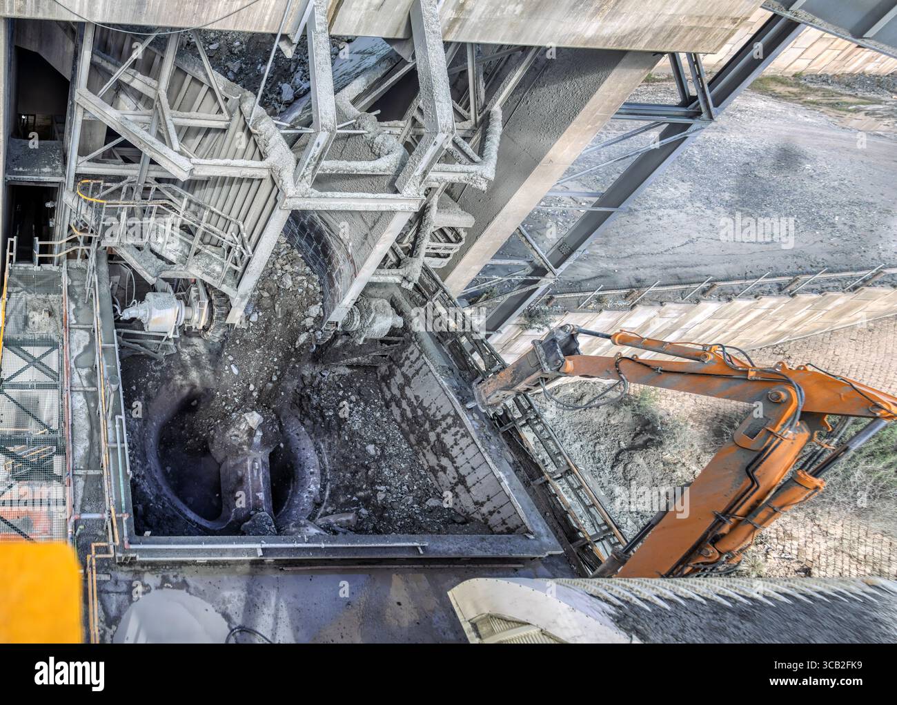 frantumatore kimberlite, attrezzature pesanti, in una miniera a cielo aperto di diamanti, miniere africane, nastro trasportatore con materia prima frantumata per la separazione nello stabilimento Foto Stock