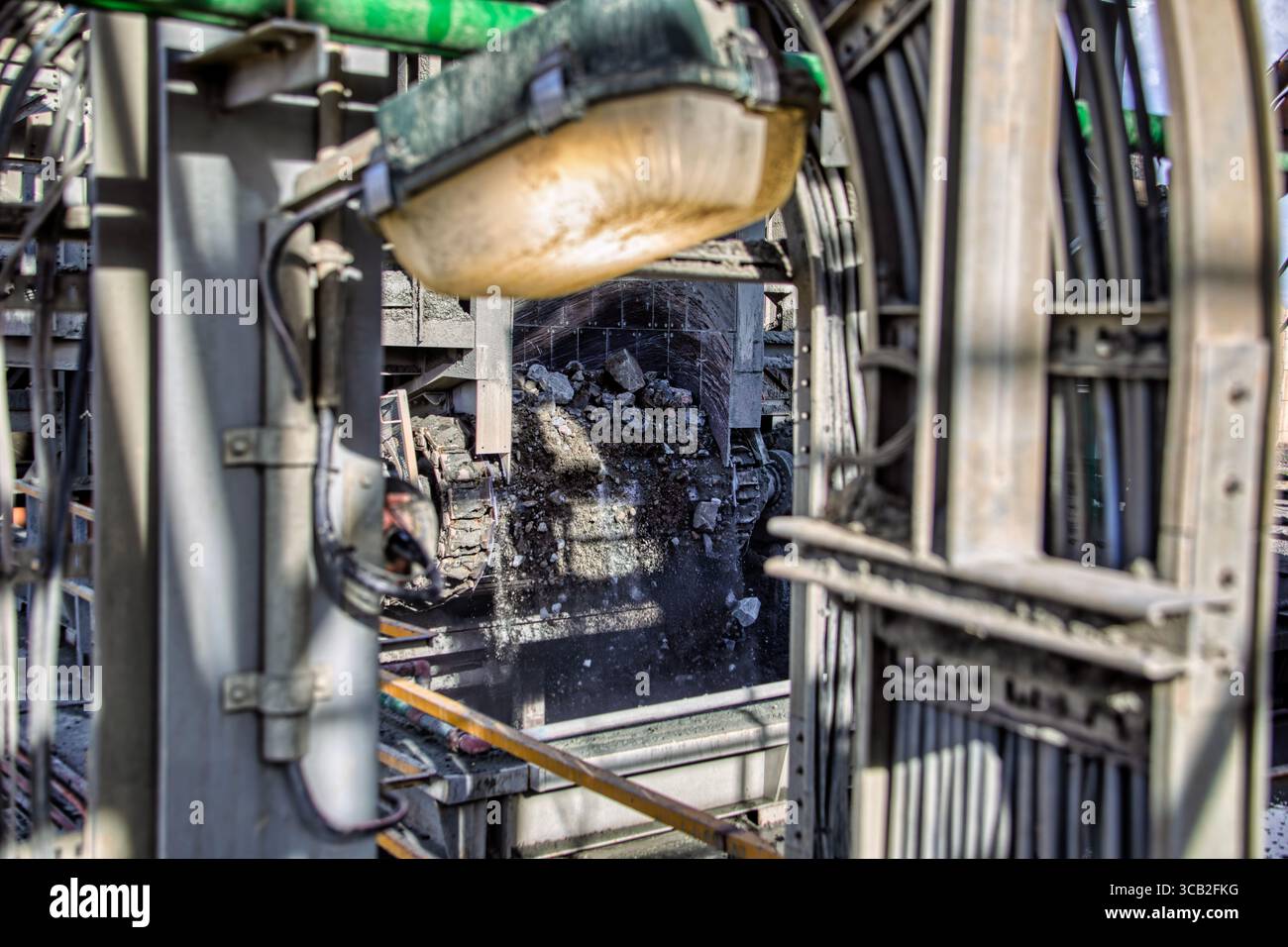 frantumatore kimberlite, attrezzature pesanti, in una miniera a cielo aperto di diamanti, miniere africane, nastro trasportatore con materia prima frantumata per la separazione nello stabilimento Foto Stock