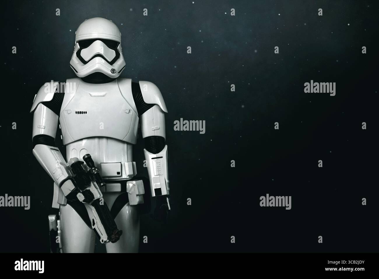 Star Wars, personaggio di primo ordine Stormtrooper della saga cinematografica di Star Wars su sfondo scuro. Editoriale illustrativo Foto Stock