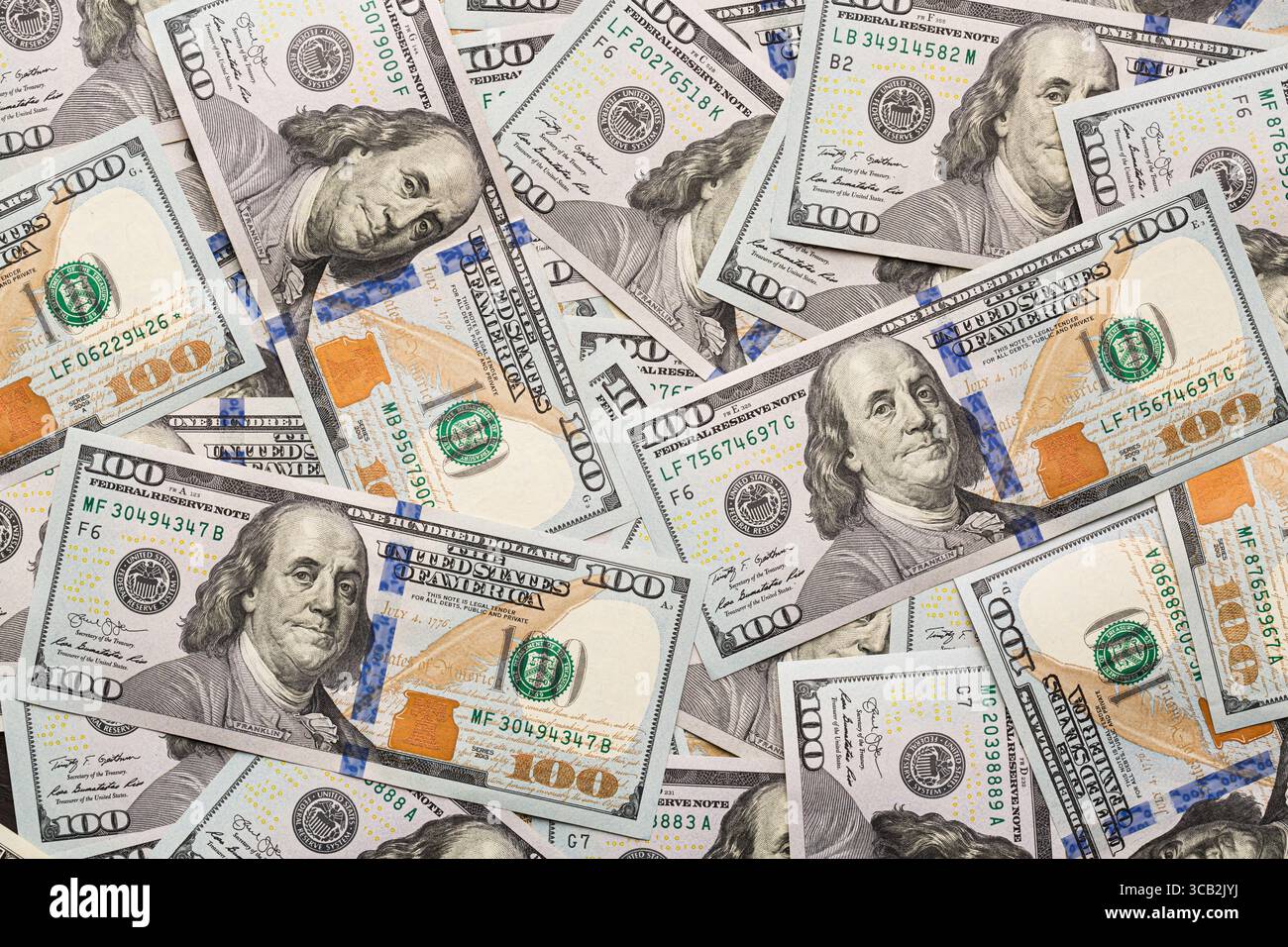 Un mucchio di cento dollari come sfondo finanziario Foto Stock