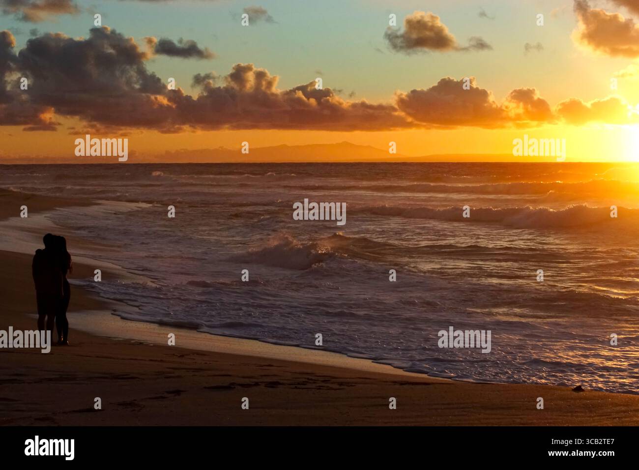 Silhouette di una coppia che abbraccia all'alba, condivide un momento tenero contro un cielo scintillante, simboleggia l'amore, la connessione e i nuovi inizi. Foto Stock