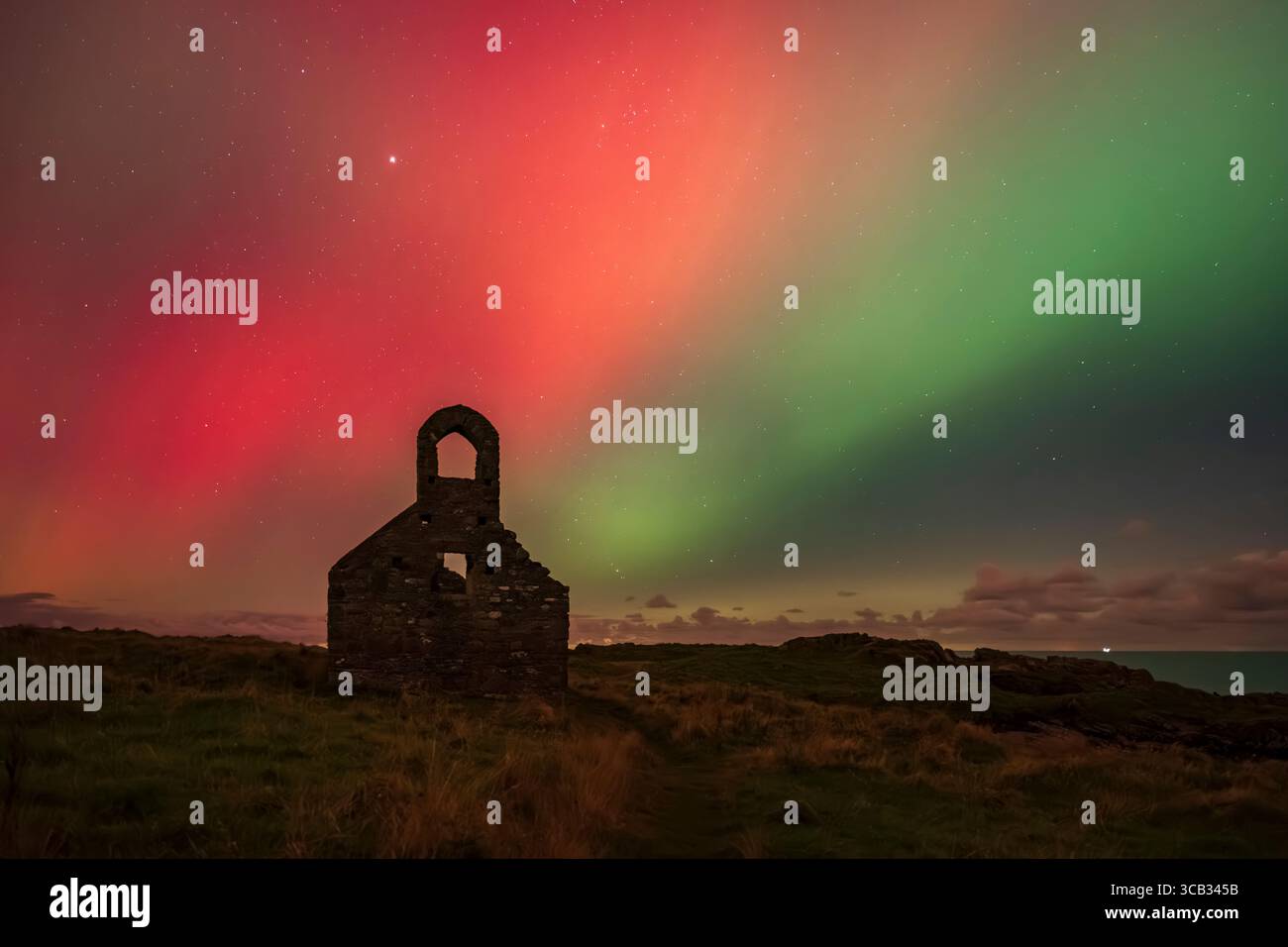 St Michael's Isle, conosciuta anche come Fort Island, è caratterizzata da una spettacolare esposizione di aurore nei pressi di Langness, sull'Isola di Man. Foto Stock
