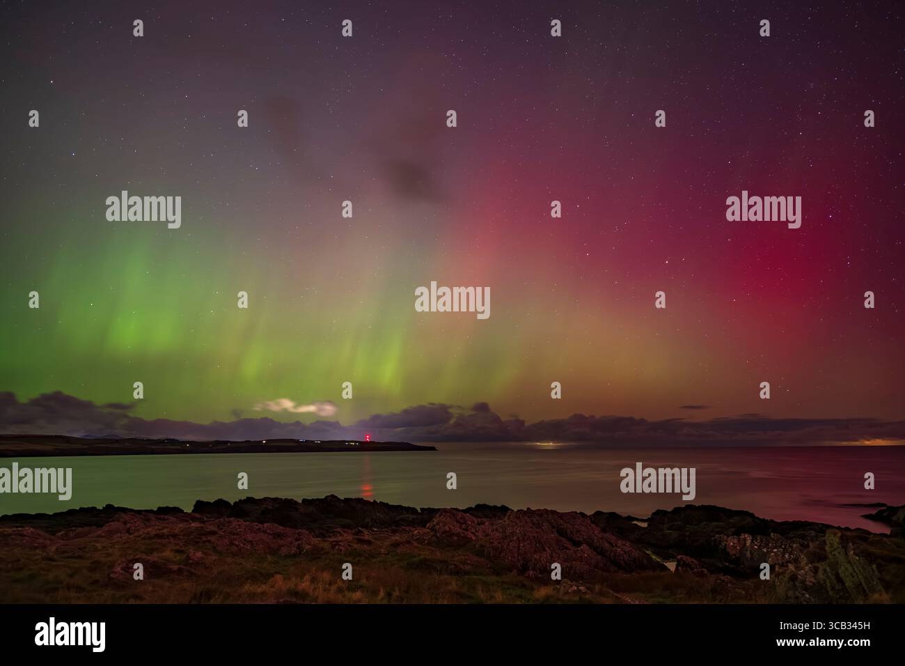 “Aurora Borealis sopra Derbyhaven Bay, Isola di Man” Foto Stock