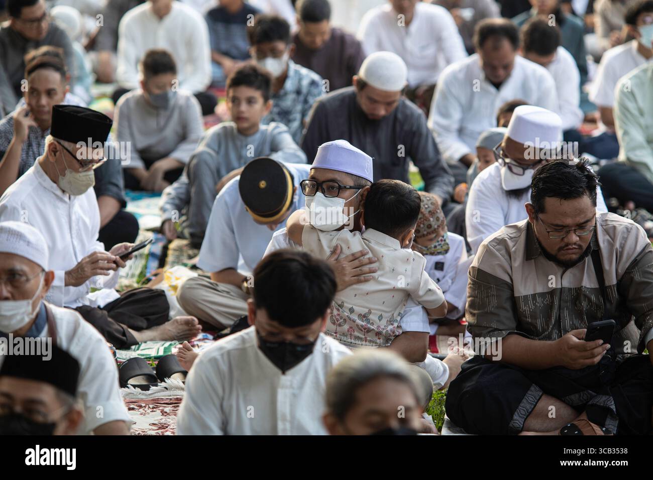 22 aprile 2023, Giacarta, Giacarta, Indonesia: Giacarta, Indonesia, 22 aprile 2023: Eid Fitri prega e festeggia alla Moschea al Azhar Football Field di Giacarta. (Immagine di credito: © Donal Husni/ZUMA Press Wire) Foto Stock