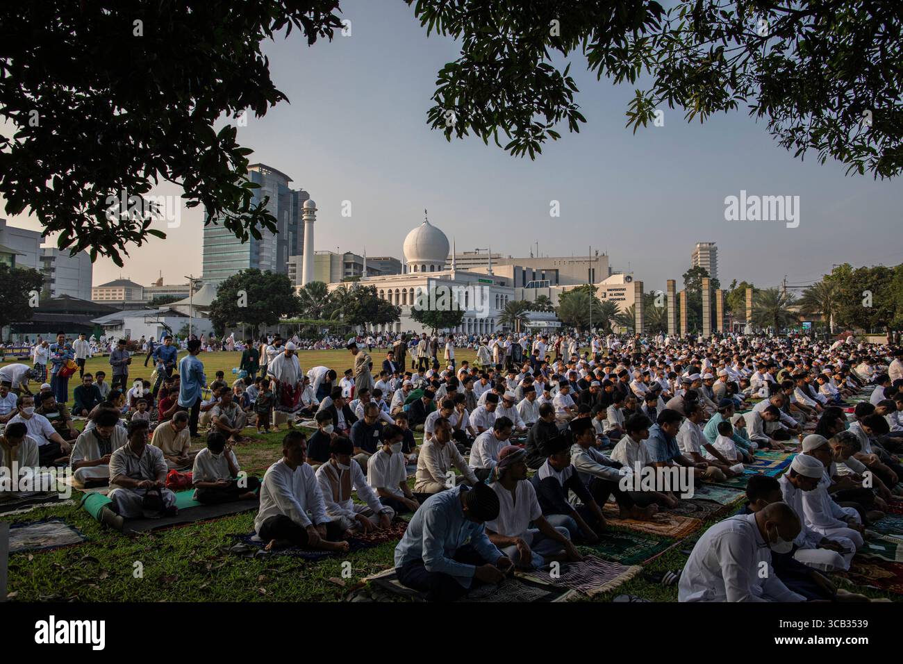 22 aprile 2023, Giacarta, Giacarta, Indonesia: Giacarta, Indonesia, 22 aprile 2023: Eid Fitri prega e festeggia alla Moschea al Azhar Football Field di Giacarta. (Immagine di credito: © Donal Husni/ZUMA Press Wire) Foto Stock
