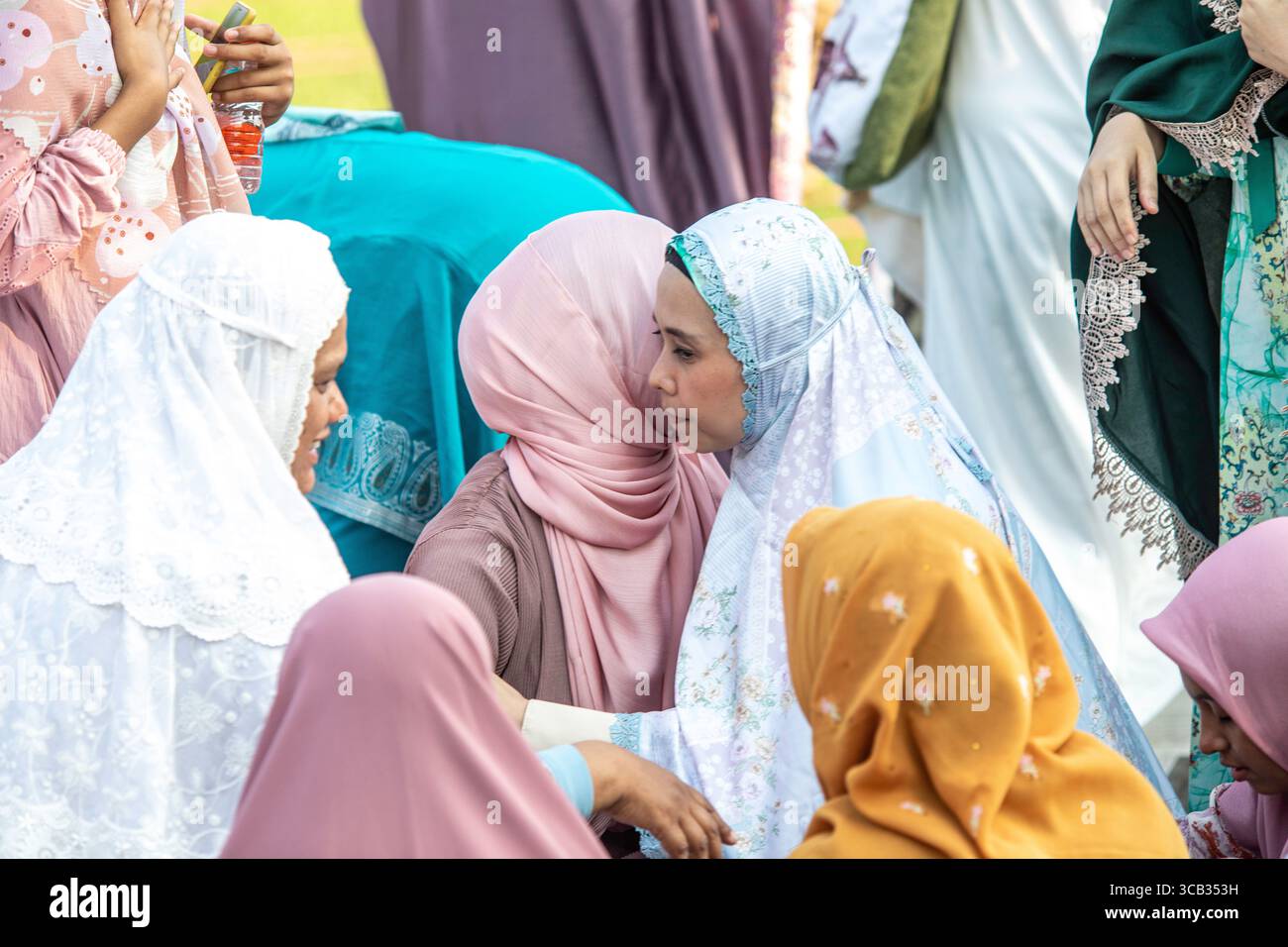 22 aprile 2023, Giacarta, Giacarta, Indonesia: Giacarta, Indonesia, 22 aprile 2023: Eid Fitri prega e festeggia alla Moschea al Azhar Football Field di Giacarta. (Immagine di credito: © Donal Husni/ZUMA Press Wire) Foto Stock