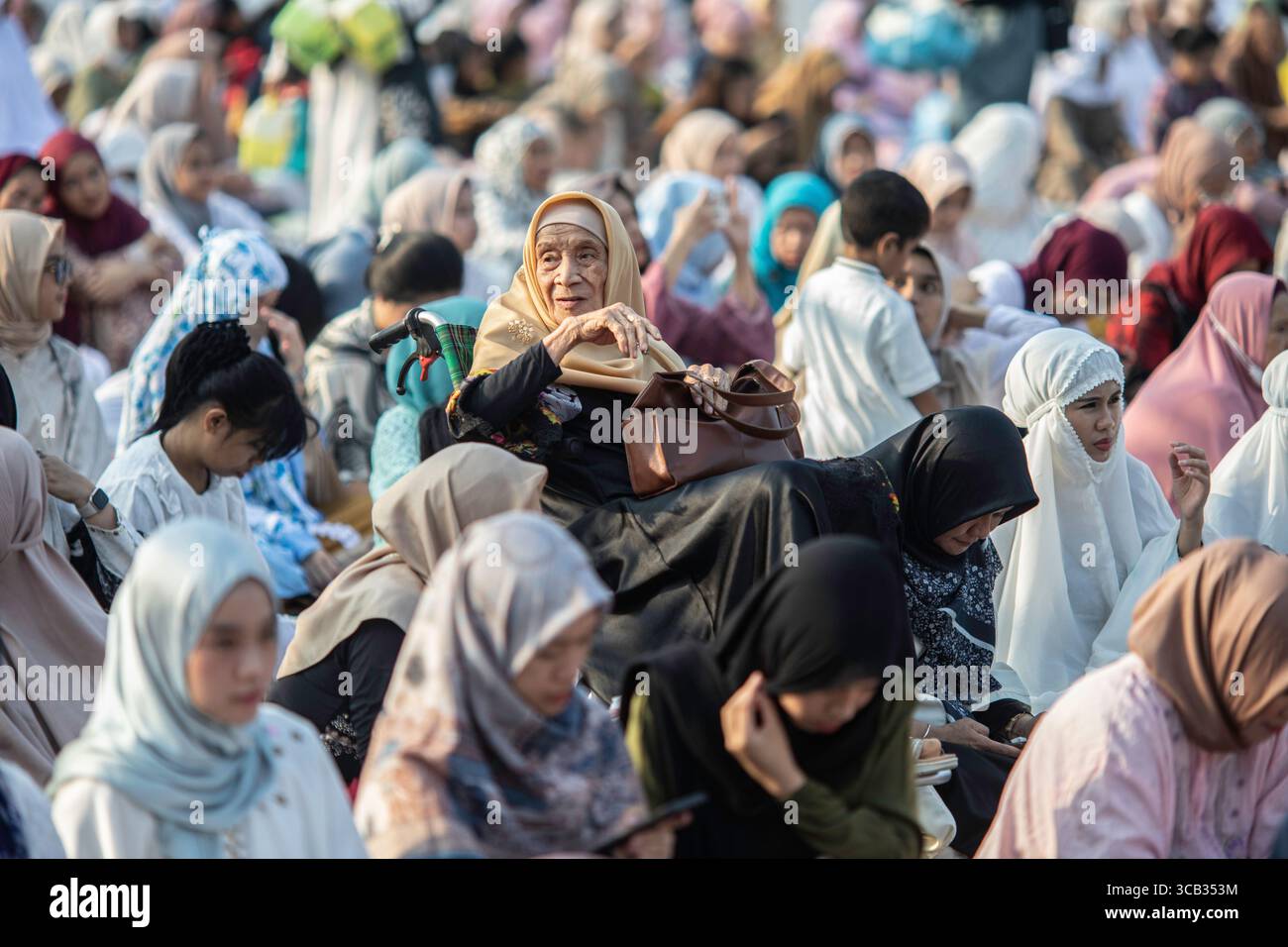 22 aprile 2023, Giacarta, Giacarta, Indonesia: Giacarta, Indonesia, 22 aprile 2023: Eid Fitri prega e festeggia alla Moschea al Azhar Football Field di Giacarta. (Immagine di credito: © Donal Husni/ZUMA Press Wire) Foto Stock
