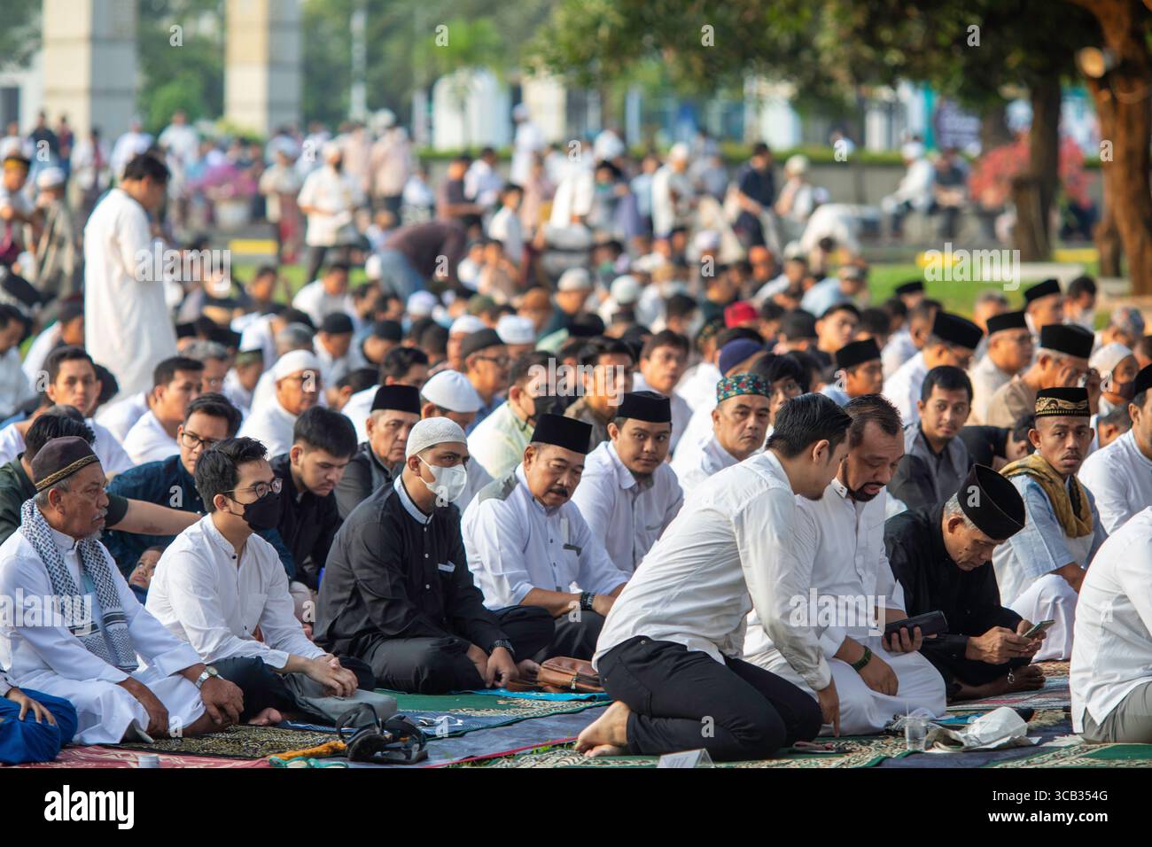 22 aprile 2023, Giacarta, Giacarta, Indonesia: Giacarta, Indonesia, 22 aprile 2023: Eid Fitri prega e festeggia alla Moschea al Azhar Football Field di Giacarta. (Immagine di credito: © Donal Husni/ZUMA Press Wire) Foto Stock