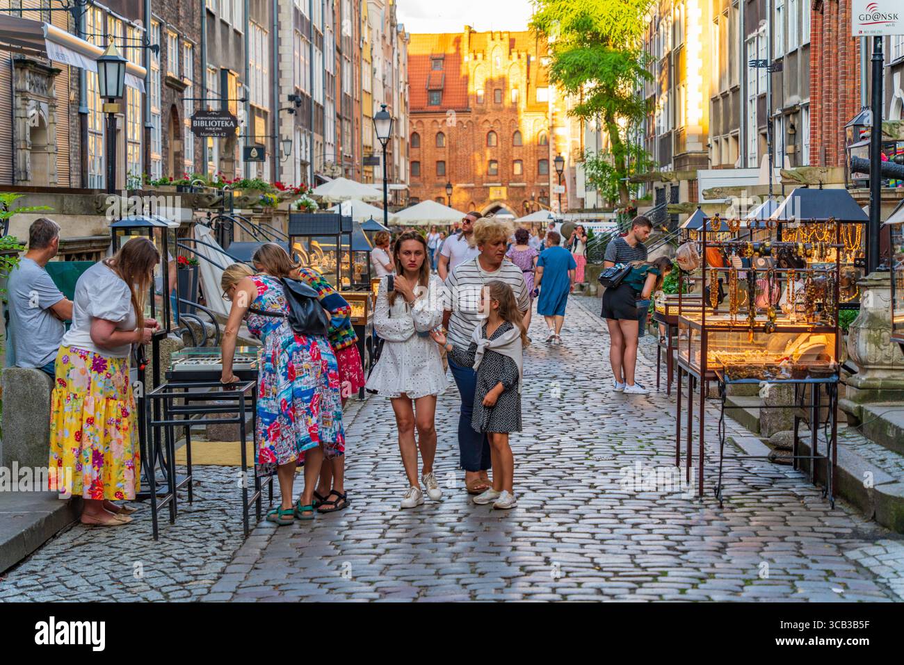 Ulica Mariacka (St. Mary's Street), una strada acciottolata con negozi di ambra a Danzica, Polonia Foto Stock