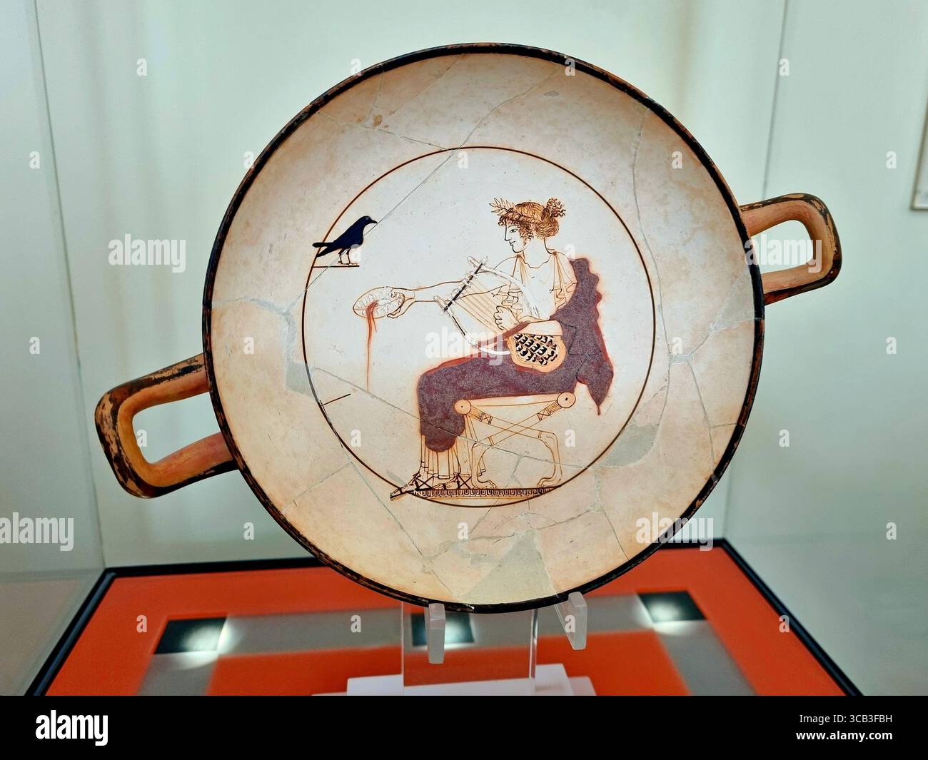 Kylix con l'immagine del dio Apollo e un uccello nero - una famosa mostra del Museo Archeologico Delfico, Delfi, Grecia Foto Stock