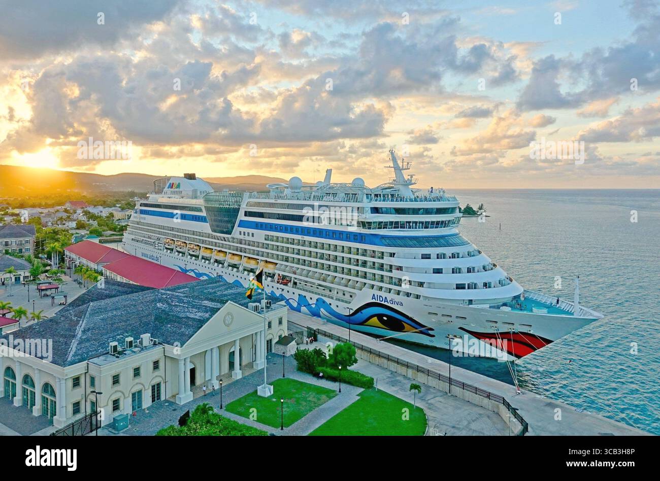 La nave da crociera Aida è ormeggiata al tramonto al porto di Falmouth, Giamaica Foto Stock